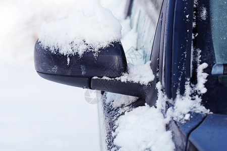 白色的冬季被雪覆盖汽车翼镜特写冬季被雪覆盖的汽车翼镜特写时间霜图片