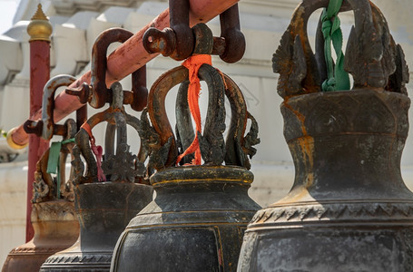禅质地金属古老的钟声挂在泰寺庙门外的柱子上相信敲铃的人会得到好运有选择地集中注意力图片