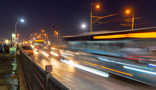 灯故意的匆忙夜间拍摄与土耳其桥上交通阻断的强烈蓄意运动格不入图片