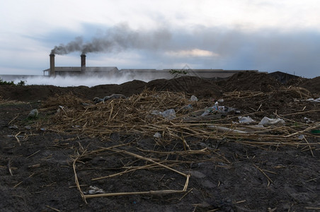 变暖工业废料和烟囱中黑烟产生的空气污染与废烟工业料环境雾图片