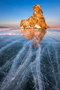 俄罗斯Baikal湖Sunset的著名Baikal湖冰和Ogoy岛水旅游寒冷的图片