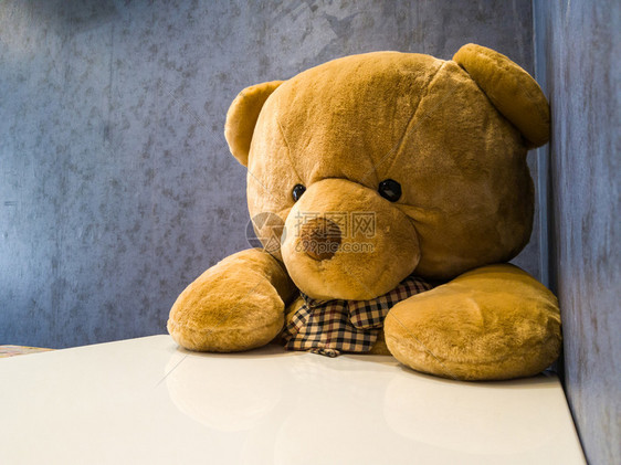 可爱的泰迪熊坐在餐桌前的椅子上让它看起来像在等待最喜爱的菜盘胡椒食物用餐图片