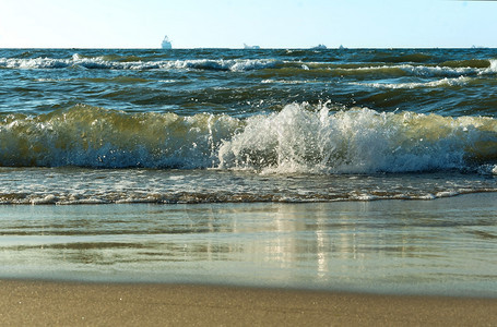 加里宁格勒一种夏天地平线上的海中船滩上浪波罗风暴地平线上的海中船波罗海风暴图片