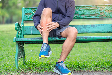 竞技运动鞋自然在训练亚裔运动员在早晨和健康概念外跑步和锻炼后患上小牛腿痛和问题时手握运动腿部受伤肌肉疼痛的年轻健身壮男子图片