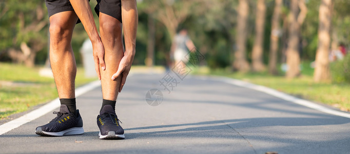 跑步腿部疼痛的特写图片