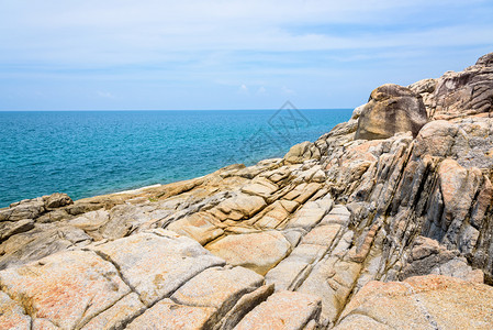 绿色环境旅行沿海岸线一带美丽的自然岩石景观夏季天空下有蓝海位于苏拉特萨尼省KohSamui岛SuratThani省泰国岩礁海岸线图片