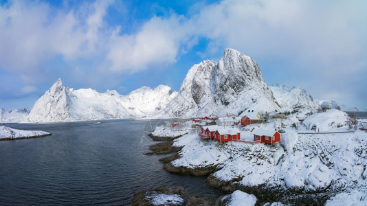 天空景色美观的洛福滕群岛冬季风景挪威美丽的山地景观挪威斯堪的纳维亚冬季斯堪的纳维亚冬季缰绳屋图片