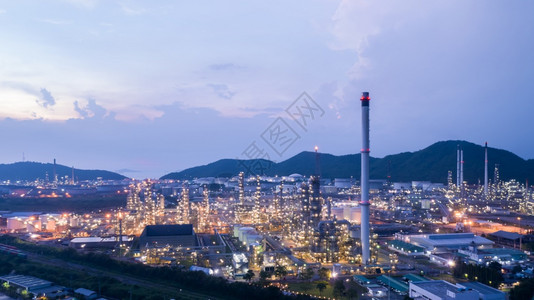 污染管道泰国的炼油机和液化石气从无人驾驶飞机空中观察泰国工业的图片