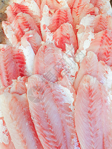 一顿饭埃及鱼的当地市场摊位上面有淡水鱼从上到下看非洲渔网在冰上销售的孔雀片鱼与淡水的当地市场摊位最佳图片