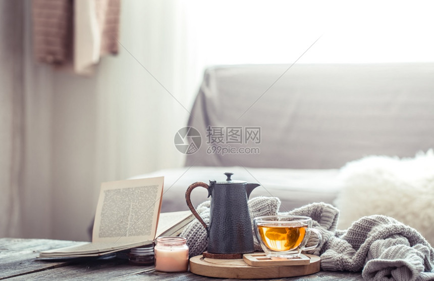 秋冬客厅里喝茶和看书图片