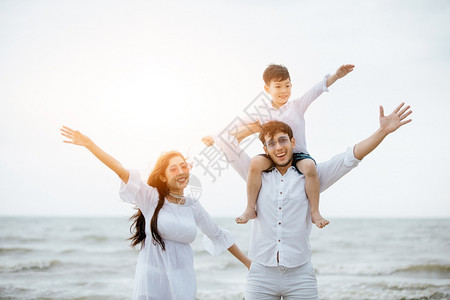 一家人在海边度过假期图片