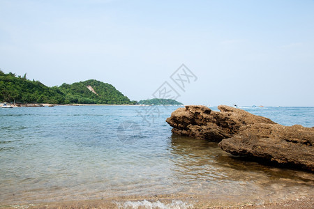 晴天沙滩海浪天际线图片