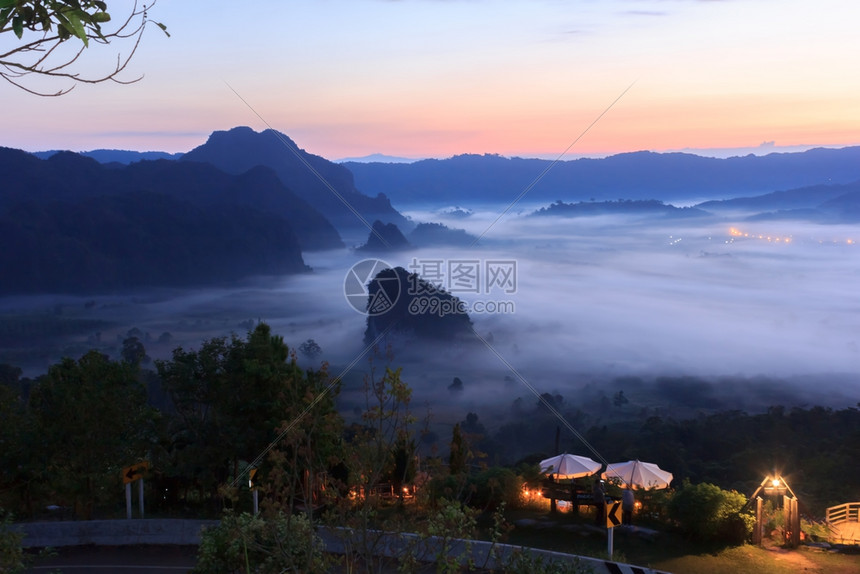 太阳山顶云雾缭绕泰国环境图片