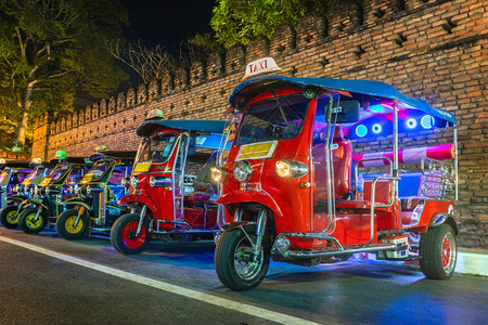 TukThailand泰国传统出租车在泰国蓝色的驾驶麦图片