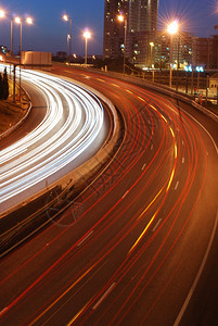 柔软的赛车在高速公路上超行驶的夜拍晚上图片