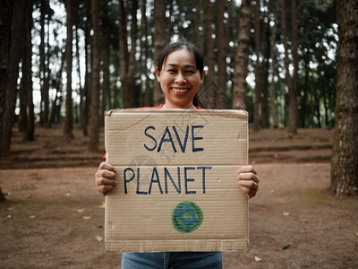 气候变暖抗议森林污染与全球暖化以拯救地的年轻女世界环境日的概念世界环境日的概念于20年9月18日节省图片