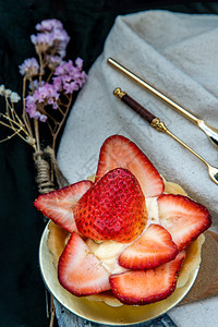 馅饼酵母传统法国甜点美丽的背景草莓薄饼一小片美味的季节早餐最佳视野选择焦点烹饪图片