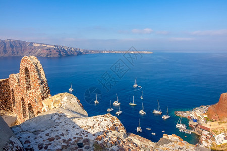 锡拉走希腊圣托里尼蒂拉岛Oia的鲁因斯山图里尼岛和港内Santorini港的鲁林斯和Catamarans号港口的卡塔马里人航行最图片