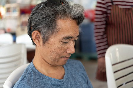 饮食亚洲英俊男子在餐厅桌上吃茶饭大米和许多食物乐得愉快并享受激动的晚餐桌边吃饭人在餐馆桌上吃饭的人房间小图片