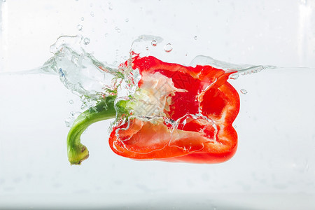 种子甜辣椒在水中喷洒红辣椒在白色背景的面上加红甜辣椒是一种不颜色自然图片