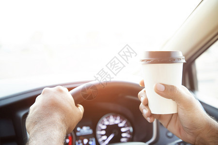内部的女人每次开车前喝热咖啡都着的冬天图片