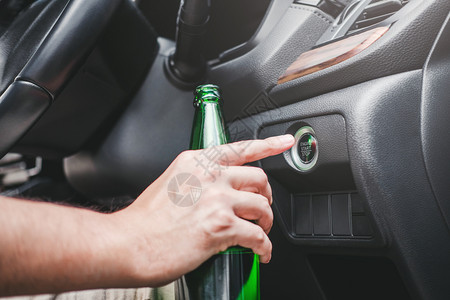 醉酒男子驾驶一辆汽车在路上载着啤酒瓶的车危险醉酒驾驶概念拉丁违反法庭图片