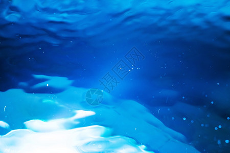 明亮的新海具有灯光背景反射作用的苏西菲喷泉水其含光背景图片