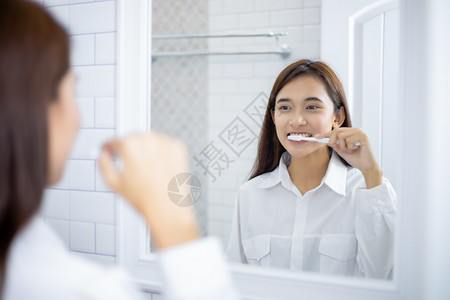 早晨刷牙的年轻女孩图片