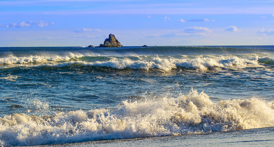 桶波浪堪察卡半岛上太平洋的海浪冲图片