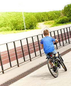 小孩学会骑自行车健康户外沥青图片