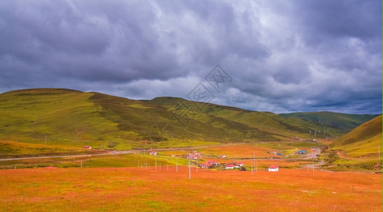 成都山下各座房屋清楚的阳光全景图片