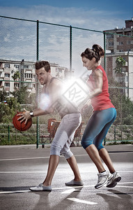 女城市的随意在操场上打篮球的男女青年图片