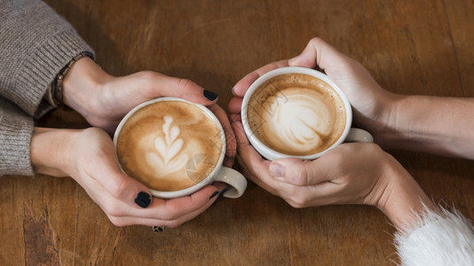 成形妇女喝咖啡杯的桌保持液体图片