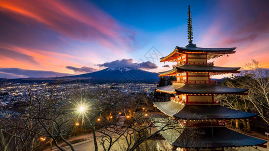 暮山梨深夜与日本的赤野红塔富士山背景美福田日本亚马纳希白色的图片