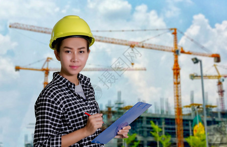 包装亚洲女工程师和技术人员正在检查建筑工地板上妇女程师和技术人员的名单校对Portnoy车辆工人图片
