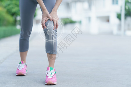 女士人把手握在膝盖上疼痛药物按摩概念身体的锻炼图片