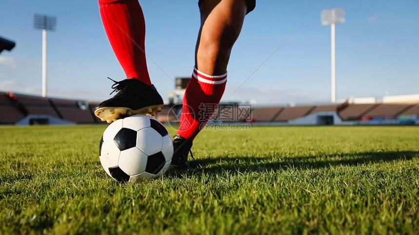 足球或运动员站在场上踢足场优胜者为了脚丫子图片