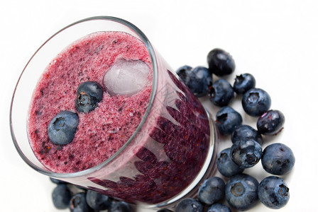 早餐生的成熟白色背景上隔离的健康蓝莓冰雪图片