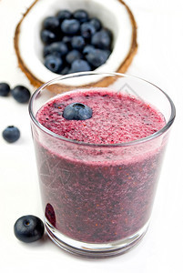 营养白色背景上隔离的健康蓝莓冰雪新鲜成熟图片