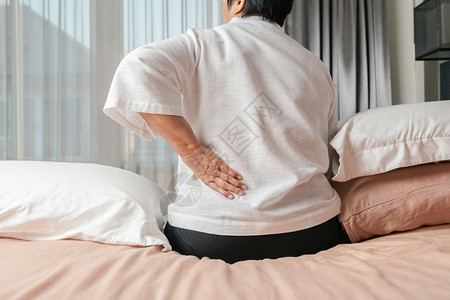 退休成人缰绳老年妇女在家背痛健康问题概念图片