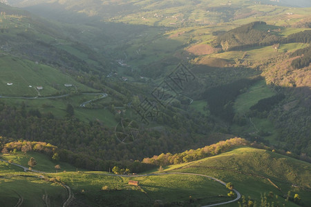 水平的地中海西班牙坎塔布里亚乡村边谷的景色日落场地图片