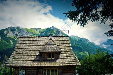 绿色自然在美丽的山地风景中旧木屋古老橙图片