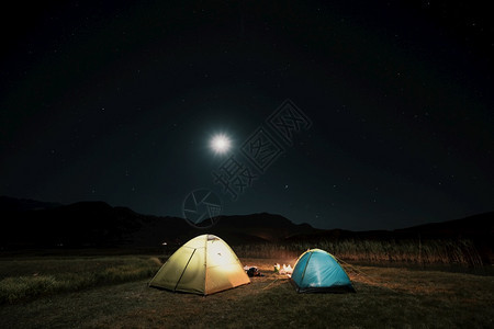 月亮下露营帐篷图片