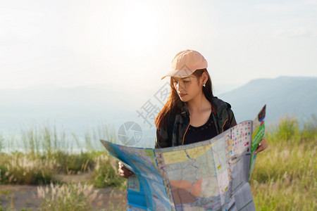 亚洲青年女与朋友背包一起徒步旅行同寻找在路边拍摄影相机看喜乐享受节日概念旅行时间较慢期待快乐自由放松夏天图片