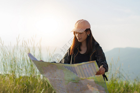 冒险远足亚洲青年女与朋友背包一起徒步旅行同寻找在路边拍摄影相机看喜乐享受节日概念旅行时间较慢期待快乐外部图片