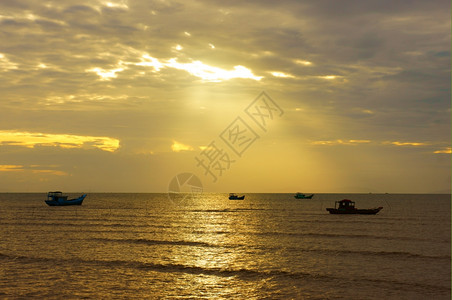 场景印象游客海上一组渔船的休光月日出时的海景有云天空对水阳光照耀造就了美丽的风景图片