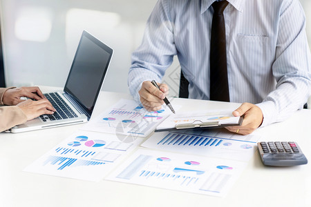 文档商业界人士伙伴关系分析投资进行数据文件和计算估价数字的实绩据文件并计算估值数会经理图片