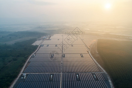 航拍新能源农场太阳电池板图片