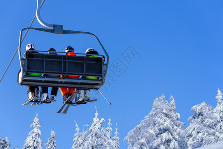 冬季雪山上的缆车图片