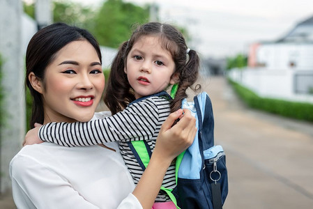 妈和女儿在上学前一起画像回到学校教育概念家庭甜蜜的与幸福庭主题回家快乐的庭主题喜悦母女孩图片